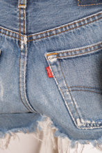 Load image into Gallery viewer, Y2k Levi's 501 Cut-off's Size 30" Waist