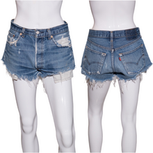 Load image into Gallery viewer, Y2k Levi's 501 Cut-off's Size 30" Waist