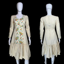 Load image into Gallery viewer, Vintage cream-colored dress with floral pattern on a mannequin