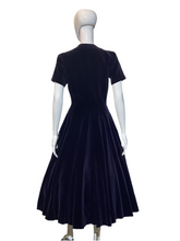 Load image into Gallery viewer, 1950's Deep Purple Velvet "Anne Fogarty" Party Dress Size S