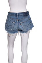 Load image into Gallery viewer, Y2k Levi's 501 Cut-off's Size 30" Waist