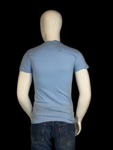 Load image into Gallery viewer, Mannequin wearing a blue shirt and jeans on a plain background