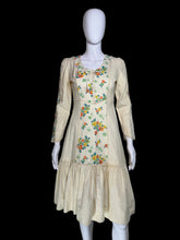 Load image into Gallery viewer, Vintage cream-colored dress with floral pattern on a mannequin