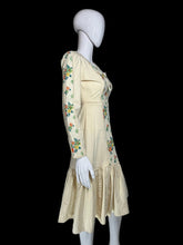 Load image into Gallery viewer, Vintage cream-colored dress with floral pattern on a mannequin