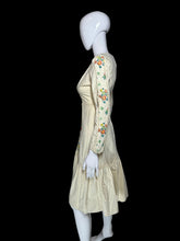 Load image into Gallery viewer, Vintage cream-colored dress with floral pattern on a mannequin