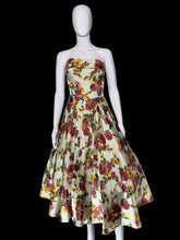 Load image into Gallery viewer, Floral strapless dress on a mannequin