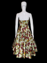 Load image into Gallery viewer, Floral strapless dress on a mannequin