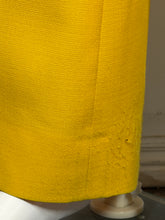 Load image into Gallery viewer, Close up of pilling on the pant leg