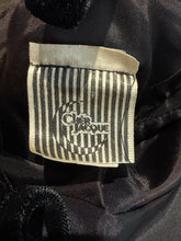 Load image into Gallery viewer, Close-up of the brand label