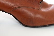 Load image into Gallery viewer, 1960's Slicca Saddle Brown Leather Lace up Boots Size 8.5