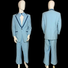 Load image into Gallery viewer, A light blue suit displayed on a white mannequin, showing both front and back views. The suit features dark blue contrast piping along the lapels and pocket edges, and is styled with a matching light blue bow tie and white dress shirt.
