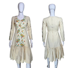 Load image into Gallery viewer, Vintage cream-colored dress with floral pattern on a mannequin
