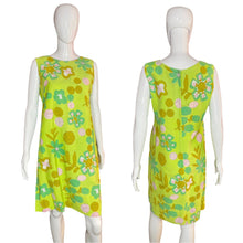 Load image into Gallery viewer, 1960’s Green Floral Line Drawing Shift Dress Size M/L
