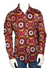 Load image into Gallery viewer, a mannequin wearing a patterned shirt with a geometric design.

