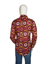Load image into Gallery viewer, a mannequin wearing a patterned shirt with a geometric design.
