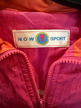 Load image into Gallery viewer, Close-up of a label on a pink jacket with &#39;NOW SPORT&#39; branding.
