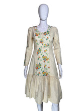 Load image into Gallery viewer, Vintage cream-colored dress with floral pattern on a mannequin
