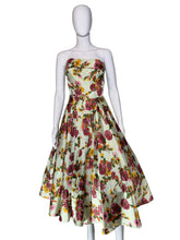 Load image into Gallery viewer, Floral strapless dress on a mannequin 
