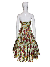 Load image into Gallery viewer, Floral strapless dress on a mannequin 
