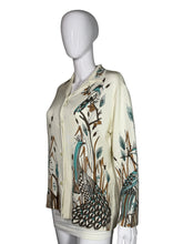 Load image into Gallery viewer, Mannequin wearing a patterned shirt with long sleeves on a plain background
