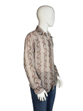 Load image into Gallery viewer, Mannequin wearing a patterned shirt and jeans against a plain background
