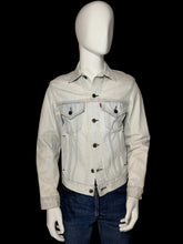 Load image into Gallery viewer, A light-wash denim jacket displayed on a white mannequin torso, paired with dark blue jeans.
