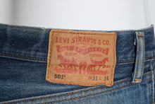 Load image into Gallery viewer, Y2K Thrashed Levi&#39;s - Size 31 x 34
